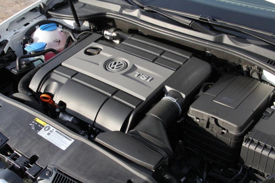  Volkswagen Golf R White Cabriolet 2013 года  (фото 28 из 45)